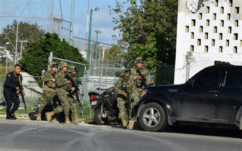 is there cartels in cancun|tourists stopped by cartel.